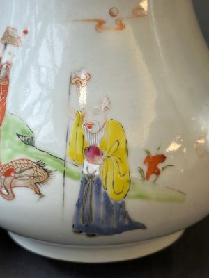 Een Chinese Canton famille rose terrine en deksel op onderschotel met mandarijns decor en een theepot met deksel, Qianlong — foto 33