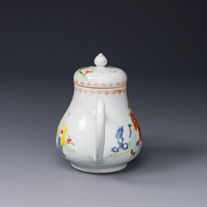 Een Chinese Canton famille rose terrine en deksel op onderschotel met mandarijns decor en een theepot met deksel, Qianlong — foto 12