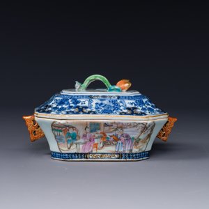 Een Chinese Canton famille rose terrine en deksel op onderschotel met mandarijns decor en een theepot met deksel, Qianlong — foto 3