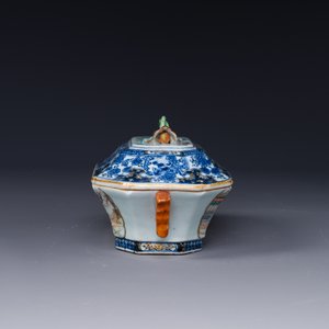 Een Chinese Canton famille rose terrine en deksel op onderschotel met mandarijns decor en een theepot met deksel, Qianlong — foto 4