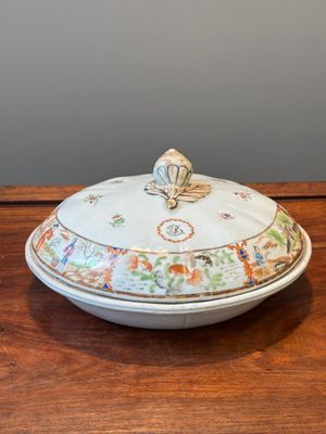 Een Chinese Canton famille rose terrine met twee compartimenten en een bord met monogram, 19e eeuw — foto 11