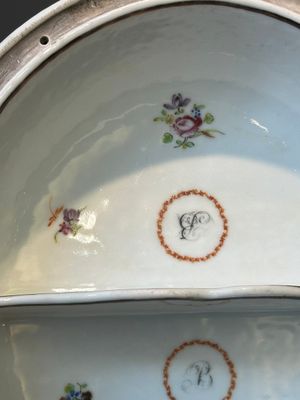 Een Chinese Canton famille rose terrine met twee compartimenten en een bord met monogram, 19e eeuw — foto 22