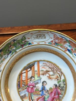 Een Chinese Canton famille rose terrine met twee compartimenten en een bord met monogram, 19e eeuw — foto 5