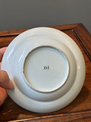 Een Chinese Canton famille rose terrine met twee compartimenten en een bord met monogram, 19e eeuw — foto 6