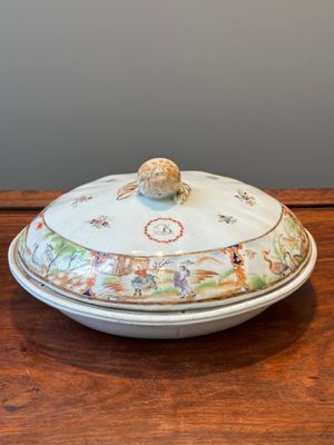 Een Chinese Canton famille rose terrine met twee compartimenten en een bord met monogram, 19e eeuw — foto 9