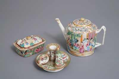 Een Chinese Canton famille rose theepot, een blaker en een dekseldoosje, 19e eeuw