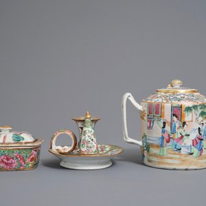 Een Chinese Canton famille rose theepot, een blaker en een dekseldoosje, 19e eeuw — foto 4