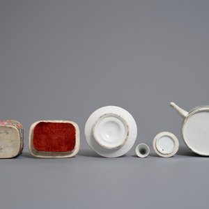 Een Chinese Canton famille rose theepot, een blaker en een dekseldoosje, 19e eeuw — foto 7