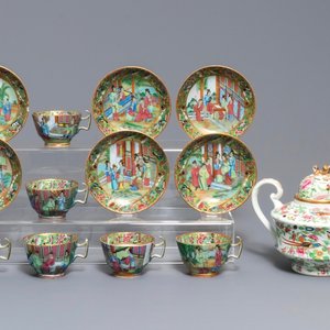 Een Chinese Canton famille rose theepot en zes koppen en schotels, 19e eeuw — foto 1