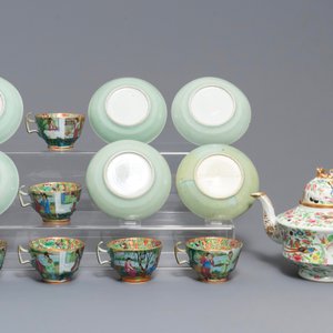 Een Chinese Canton famille rose theepot en zes koppen en schotels, 19e eeuw — foto 2