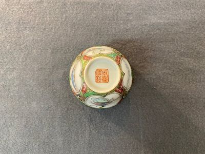 Een Chinese Canton famille rose 'Wu Shuang Pu' kop en schotel en een dekselterrine, 19e eeuw — foto 4