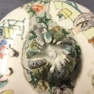 Een Chinese Canton famille verte dekselvaas, een famille rose bloempot en een balustervaas, 18/19e eeuw — foto 16
