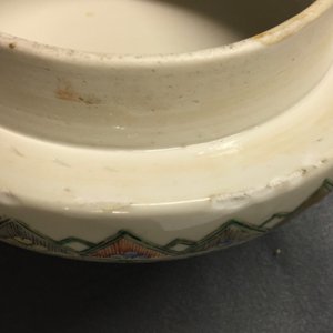 Een Chinese Canton famille verte dekselvaas, een famille rose bloempot en een balustervaas, 18/19e eeuw — foto 17