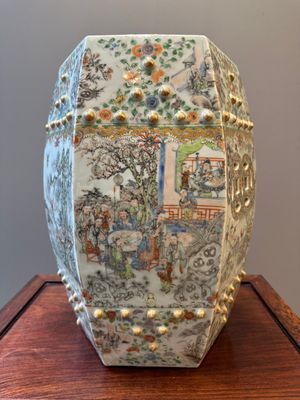 Een Chinese Canton famille verte tuinzit met figuratief decor, 19e eeuw — foto 2