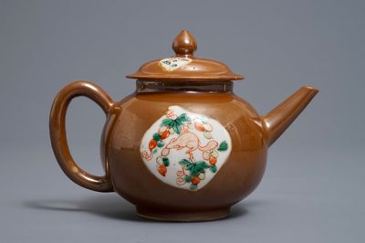 Een Chinese capucijner famille verte theepot met deksel, Kangxi