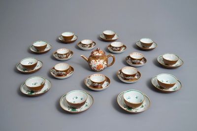 Een Chinese capucijner Imari-stijl theepot en 17 koppen en schotels, Qianlong
