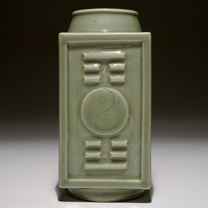 Een Chinese celadon cong vaas met trigrammen en een famille rose bowl, 19/20e eeuw — foto 5