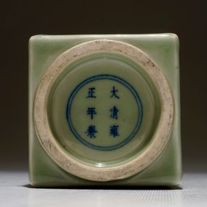Een Chinese celadon cong vaas met trigrammen en een famille rose bowl, 19/20e eeuw — foto 7