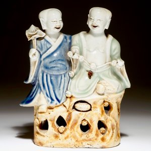 Een Chinese celadon en blauw-wit geglazuurde groep van de Hoho-broers, Qianlong — foto 2