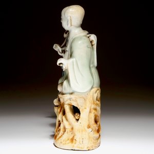 Een Chinese celadon en blauw-wit geglazuurde groep van de Hoho-broers, Qianlong — foto 5