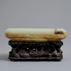 Een Chinese celadon en roest jade dekseldoos op houten sokkel, Ming/Qing — foto 5