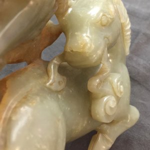 Een Chinese celadon en roest jade groep met rammen, 18/19e eeuw — foto 9