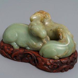 Een Chinese celadon en roestkleurige jade 'drie rammen' groep op fraaie houten voet, 19e eeuw — foto 1