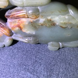 Een Chinese celadon en roestkleurige jade 'drie rammen' groep op fraaie houten voet, 19e eeuw — foto 13