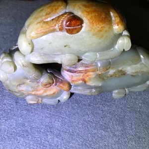 Een Chinese celadon en roestkleurige jade 'drie rammen' groep op fraaie houten voet, 19e eeuw — foto 14