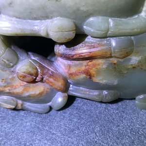 Een Chinese celadon en roestkleurige jade 'drie rammen' groep op fraaie houten voet, 19e eeuw — foto 15