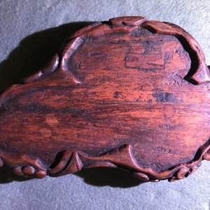 Een Chinese celadon en roestkleurige jade 'drie rammen' groep op fraaie houten voet, 19e eeuw — foto 17