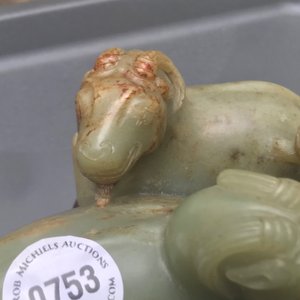 Een Chinese celadon en roestkleurige jade 'drie rammen' groep op fraaie houten voet, 19e eeuw — foto 20