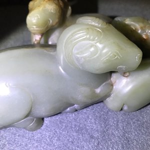 Een Chinese celadon en roestkleurige jade 'drie rammen' groep op fraaie houten voet, 19e eeuw — foto 8