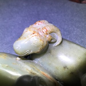 Een Chinese celadon en roestkleurige jade 'drie rammen' groep op fraaie houten voet, 19e eeuw — foto 9