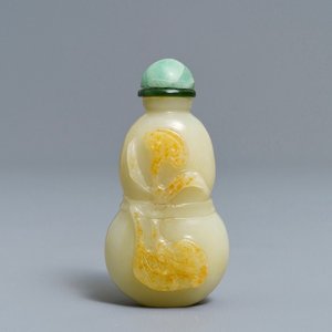 Een Chinese celadon en roestkleurige jade kalebasvormige snuiffles, 19e eeuw — foto 1