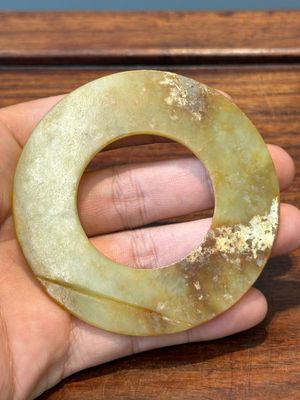 Een Chinese celadon en roodbruine jade 'bi' schijf, wellicht Han — foto 6