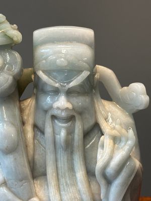 Een Chinese celadon en witte jade figuur van Lu Xing, 20e eeuw — foto 3