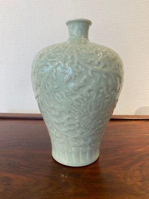 Een Chinese celadon-geglazuurde 'meiping' vaas met lotusslingers, Kangxi merk, 19/20e eeuw — foto 2