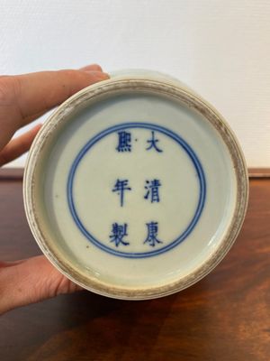 Een Chinese celadon-geglazuurde 'meiping' vaas met lotusslingers, Kangxi merk, 19/20e eeuw — foto 5