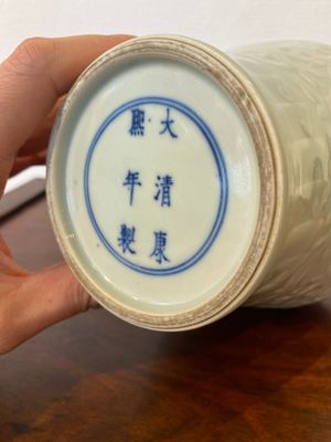 Een Chinese celadon-geglazuurde 'meiping' vaas met lotusslingers, Kangxi merk, 19/20e eeuw — foto 6