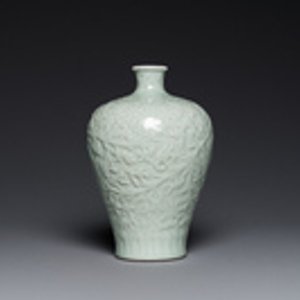 Een Chinese celadon-geglazuurde 'meiping' vaas met lotusslingers, Kangxi merk, 19/20e eeuw — foto 2