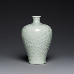 Een Chinese celadon-geglazuurde 'meiping' vaas met lotusslingers, Kangxi merk, 19/20e eeuw — foto 4