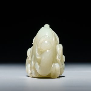 Een Chinese celadon groep van een perzik met twee apen, 19/20e eeuw — foto 2