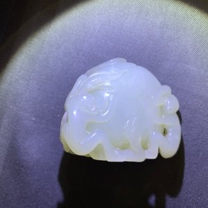 Een Chinese celadon groep van een perzik met twee apen, 19/20e eeuw — foto 10
