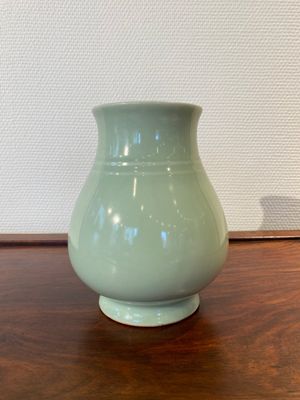Een Chinese celadon 'hu' vaas, Qianlong merk, 19/20e eeuw — foto 1