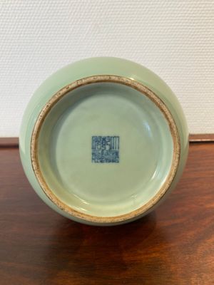 Een Chinese celadon 'hu' vaas, Qianlong merk, 19/20e eeuw — foto 4