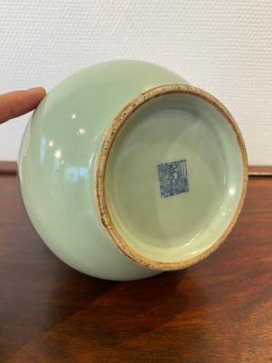 Een Chinese celadon 'hu' vaas, Qianlong merk, 19/20e eeuw — foto 5