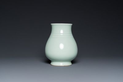 Een Chinese celadon 'hu' vaas, Qianlong merk, 19/20e eeuw