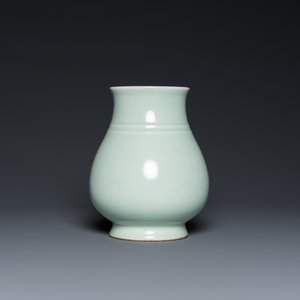 Een Chinese celadon 'hu' vaas, Qianlong merk, 19/20e eeuw — foto 3