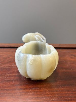 Een Chinese celadon jade bloemvormige penselenwasser met een ramskop, 17e eeuw — foto 2